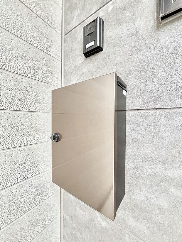 【その他現地】シンプルデザインのポスト。  