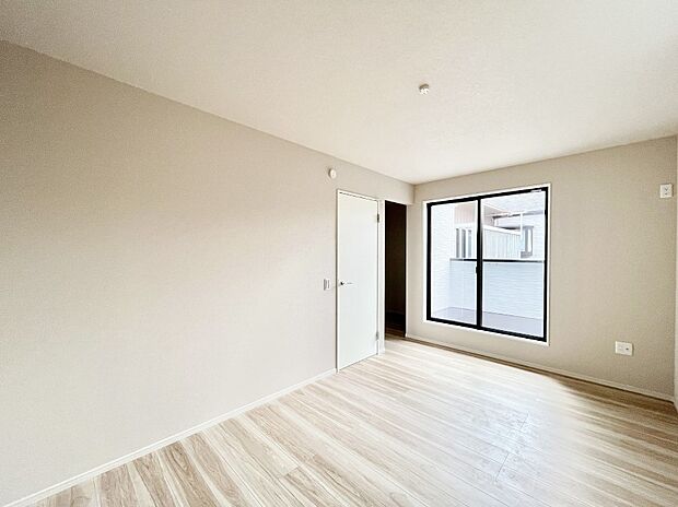 【寝室】～Bed Room～　「今日も一日お疲れ様」とご夫婦でゆったりくつろげる寝室。毎日の家事やお仕事に疲れた日はフカフカのベットで癒されてください。テレビや本棚をおいても快適な広さが自慢♪