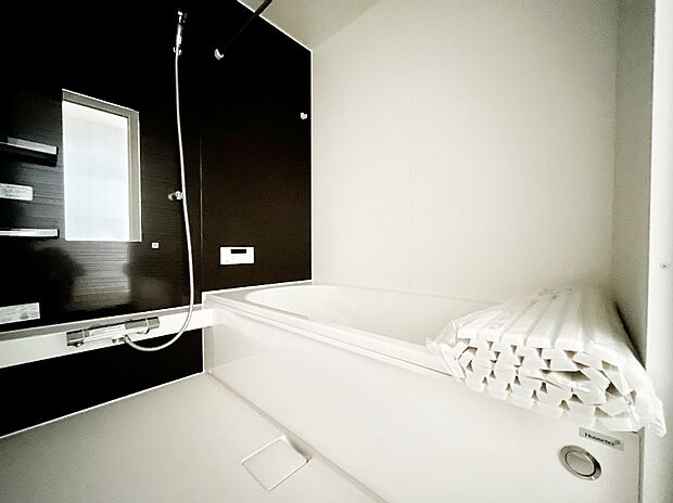 【浴室】~Bath Room~ 落ち着いた雰囲気の浴室で明日に向けてリフレッシュ。浴室乾燥機能も付いているので隣の洗濯機置き場で洗い上がった洗濯物を、雨の日も天気を気にせず乾燥させることも可能です。