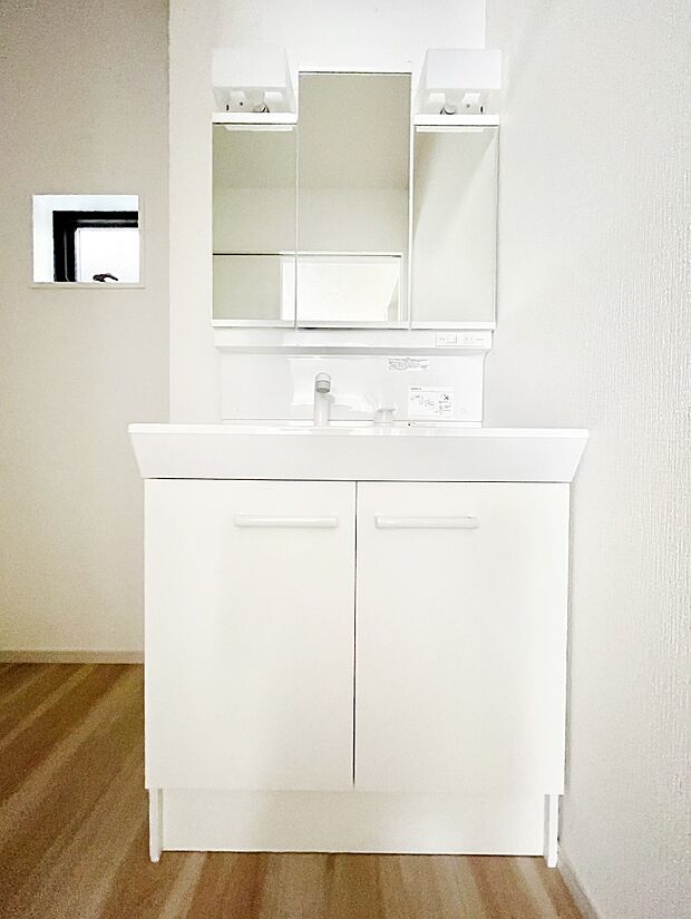 【洗面台・洗面所】~Dressing Room~ 清潔感溢れる色合いで統一されていると、スッキリと整った印象をうけます。 鏡の裏にはたっぷりと収納スペースを標準装備! 水廻りは、シンプルかつ機能性を重視して。