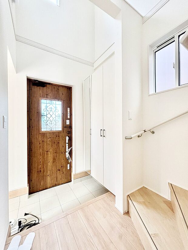 【玄関】◆１号棟◆～Entrance～　玄関は家の顔といわれますが我が家のセンスをさりげなく感じさせる魅力ある玄関造りも楽しみの一つ。帰宅する度に家族がほっとできる心地よい空間造りも大切ですね♪