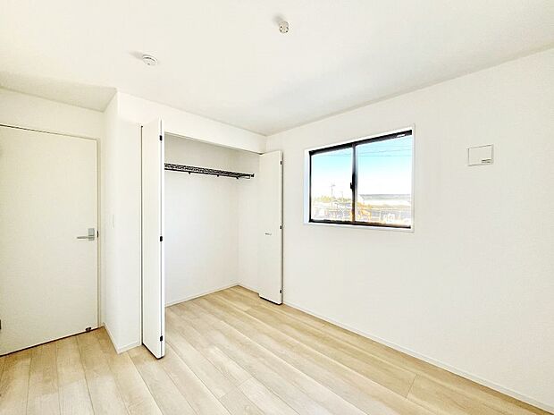 【寝室】◆1号棟◆~Bed Room~ 全居室には収納クローゼットを完備!普段使いのお洋服や小物はもちろん、季節物のお洋服などもしっかりと整理整頓おしまい頂けます。 居室空間を広く使用できますね。