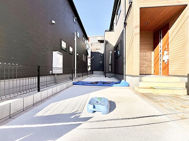 【駐車場】◆1号棟◆～Parking～  嬉しいコンクリート仕上げのカースペース。雨の日も足元を気にせず外出できます。空いたスペースには、花や緑で彩るガーデニングもオススメです。    