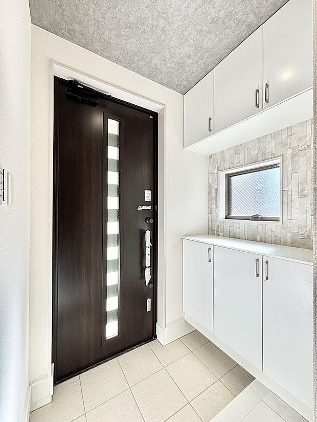 【玄関】~Entrance~ 家の中でお客様を迎える最初の場所である玄関は、家の印象そのものです!豊富な玄関収納で、常に綺麗に保つことが出来ます♪玄関にはたっぷり収納の下駄箱を完備!