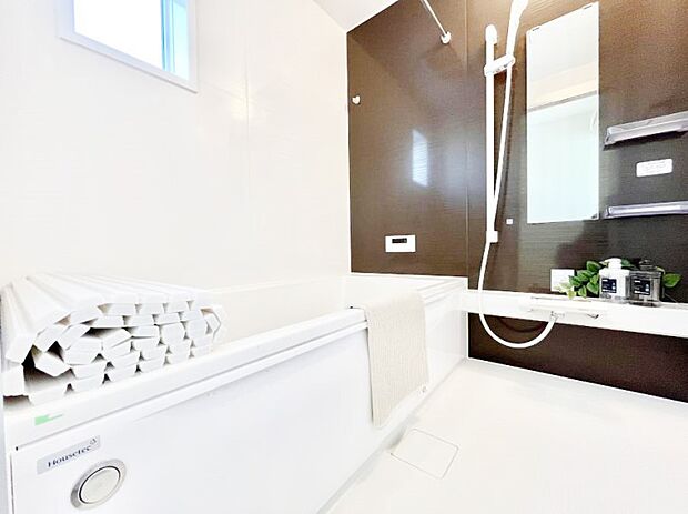 【浴室】~Bath Room~ 窓付きのバスルームは、採光もあり明るく気持ちの良い空間です。窓があることで、換気環境も良好。ゆったり寛げるバスルームで、毎日のバスタイムが楽しみになりそうです。