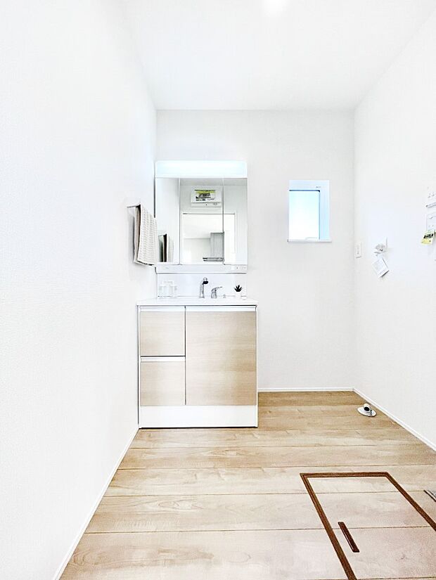 【洗面台・洗面所】~Dressing Room~ 明るく清潔感溢れるパウダールーム。毎日使う場所だからこそ、快適な空間となっております。シャンプードレッサーを採用しておりますので、朝シャンも手軽に出来ます。