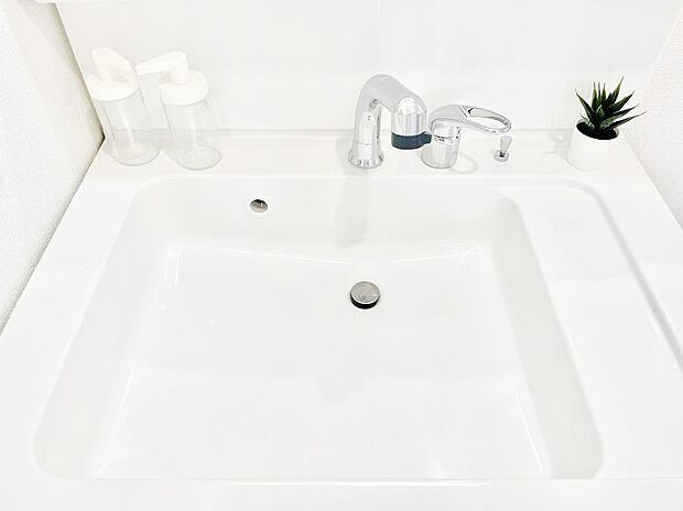 【その他設備(シャワー水栓洗面化粧台)】ハンドシャワー付き！使いやすい洗面台。