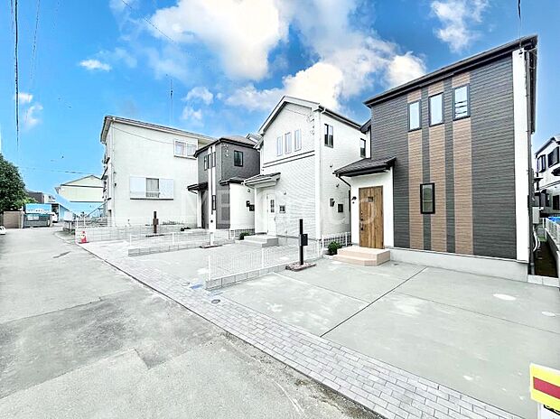 【前面道路含む現地写真】~Exterior~ 前面道路:北西 2.89m 公道 前面道路は閑静な住宅地をはしる車通りの少ない道路。駐車の出し入れもらくらくです!ご不明点・現地見学のご希望は、お気軽にお問い合わせください!