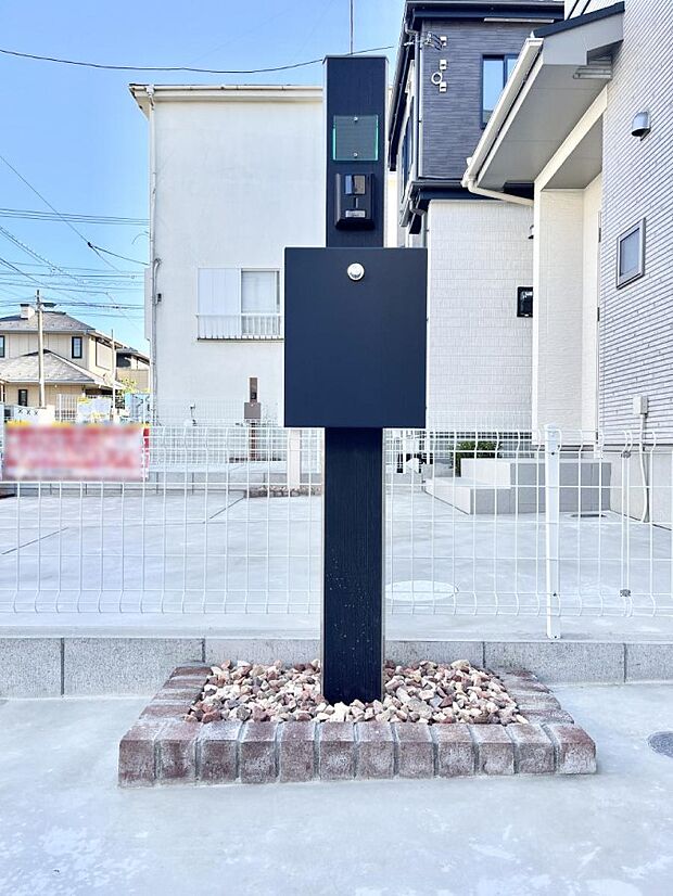 【その他現地】表札・インターホン・ポストをひとつに集約。エントランスになじむシンプルデザイン。