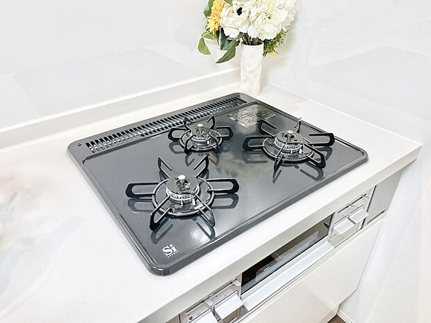 【その他設備(Siセンサーコンロ)】◆A号棟◆ガスコンロはSiセンサー搭載。火力調節や焦げ付き・消し忘れも防いでくれます。