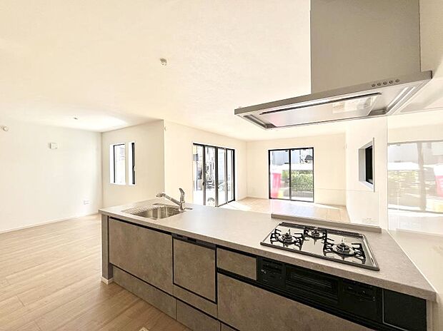 【ダイニングキッチン】料理をしながらでもご家族との会話を楽しめる対面キッチン