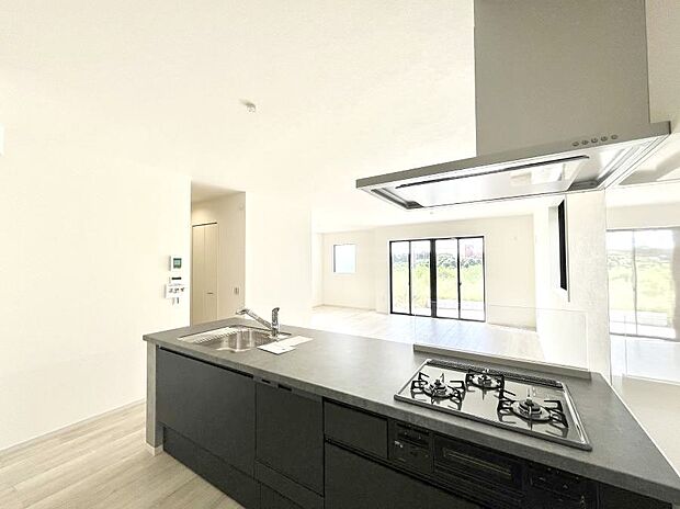 【ダイニングキッチン】◆２号棟◆～Kitchen～　「さぁ今日は何を作ろう」こんなキッチンなら思いっきり料理ができちゃいます。キッチンからはリビングが一望できます。家族がつながるお家がここにございます。