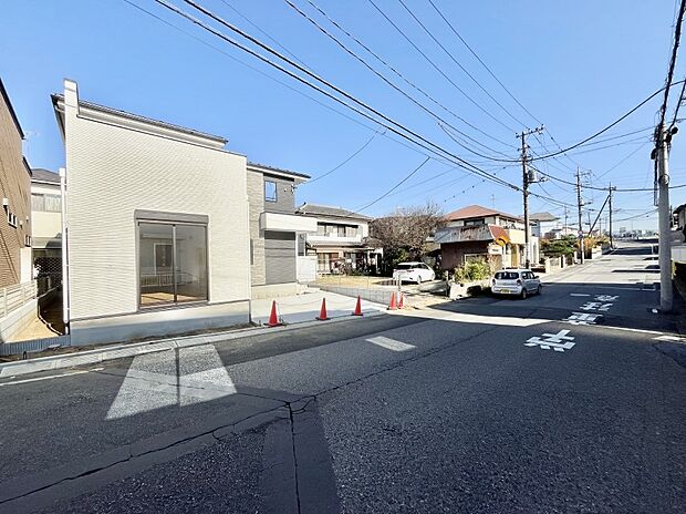 【前面道路含む現地写真】～Exterior～　前面道路：南西 7.9m 公道　前面道路は閑静な住宅地をはしる車通りの少ない道路。駐車の出し入れもらくらくです！ご不明点・現地見学のご希望は、お気軽にお問い合わせください！