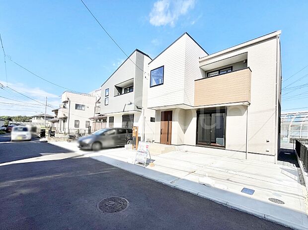 【前面道路含む現地写真】～Exterior～  前面道路：南西4.0ｍ私道　閑静な住宅地をはしる車通りの少ない道路。駐車の出し入れもらくらくです！ご不明点・現地見学のご希望は、お気軽にお問い合わせください！