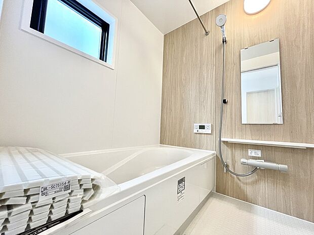 【浴室】～Bath Room～　窓付きのバスルームは、採光もあり明るく気持ちの良い空間です。窓があることで、換気環境も良好。ゆったり寛げるバスルームで、毎日のバスタイムが楽しみになりそうです。