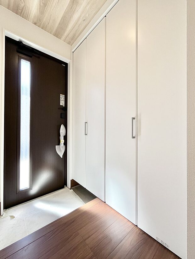 【玄関】～Entrance～　玄関は家の顔といわれますが我が家のセンスをさりげなく感じさせる魅力ある玄関造りも楽しみの一つ。帰宅する度に家族がほっとできる心地よい空間造りも大切ですね♪