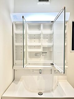 その他設備(三面鏡裏収納)