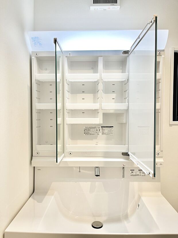 【その他設備(三面鏡裏収納)】三面鏡の裏に、化粧品や衛生用品などを収納可能。洗面台をすっきりと保ちます！