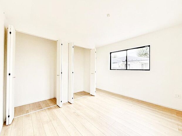 【寝室】◆1号棟◆~Bed Room~ 居室には収納クローゼットを完備!普段使いのお洋服や小物はもちろん、季節物のお洋服などもしっかりと整理整頓おしまい頂けます。 居室空間を広く使用できますね。
