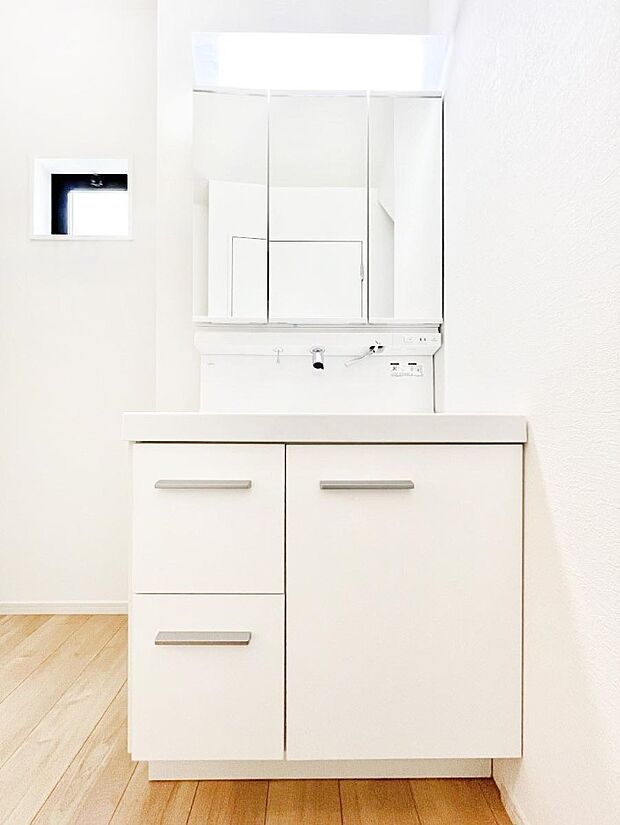 【洗面台・洗面所】◆1号棟◆~Dressing Room~ 清潔感溢れる色合いで統一されていると、スッキリと整った印象をうけます。鏡の裏にはたっぷりと収納スペースを標準装備!水廻りは、シンプルかつ機能性を重視して。