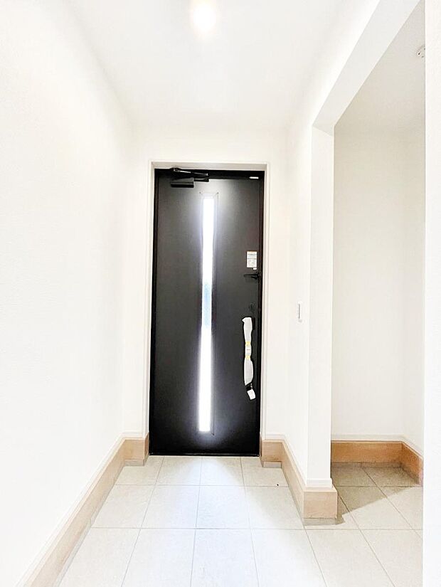 【玄関】◆1号棟◆~Entrance~ 玄関は家の顔といわれますが我が家のセンスをさりげなく感じさせる魅力ある玄関造りも楽しみの一つ。帰宅する度に家族がほっとできる心地よい空間造りも大切ですね♪