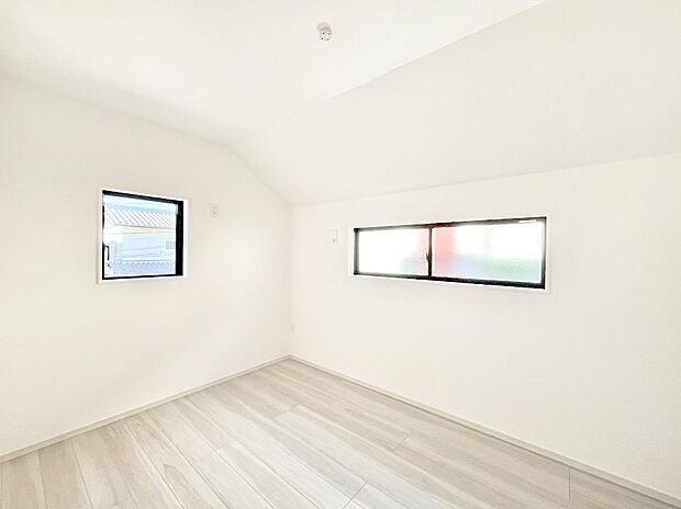 【寝室】◆1号棟◆~Bed Room~ マンションと違い部屋数が多いのが戸建てのメリットです。ご家族が増えたことで手狭に感じていた住まいも戸建てでは各居室プライバシーを保つことができます。