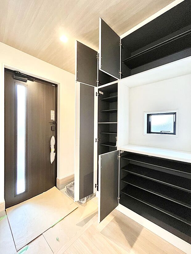 【その他設備(シューズボックス)】たっぷり収納できるシューズボックスで家族全員の靴も、玄関すっきり。