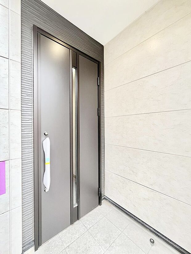 【玄関】住まいの顔を演出する、玄関ドア。