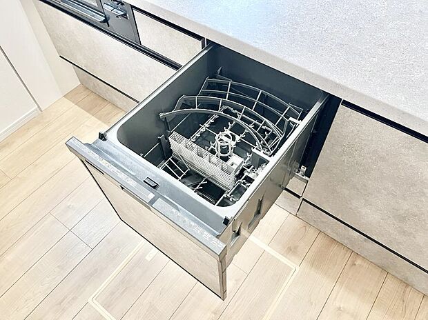 【その他設備(食洗機)】後片付けが楽になる食洗機も標準装備で付いております。使ったお皿を入れてスイッチを押すだけ!時間の有効活用にも重宝します。