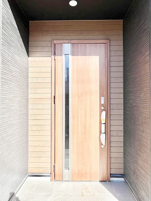 【玄関】~Entrance~ 玄関は、お客さんをお迎えする場であり、家族が出入りする場でもあるので「おうちの顔」とも呼ばれる重要な場所!すっきりと明るく、いつでもお客様をお出迎えできるような設計をしました!