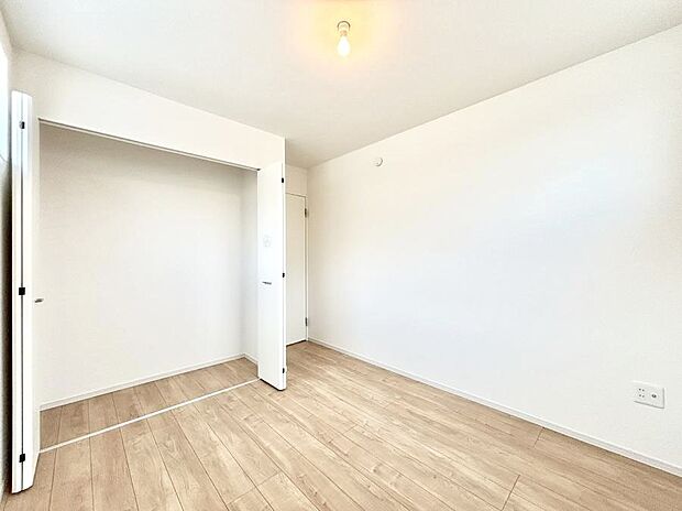 【寝室】~Bed Room~ 部屋数が多いのが戸建てのメリットです。ご家族が増えたことで手狭に感じていた住まいも戸建てでは各居室プライバシーを保つことができます。住まいにゆとりが生まれ心もリラックスできます♪