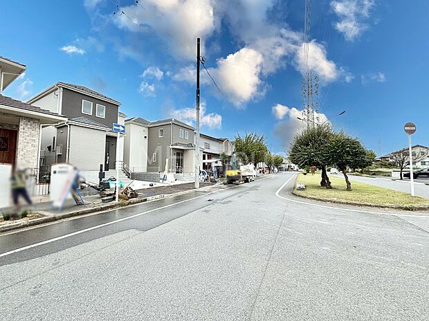 【前面道路含む現地写真】~Exterior~ 堂々たる趣ながら、主張し過ぎずどこか余裕を感じさせるシャープなフォルムで佇む邸宅は、晴天の空と照らし合わせる事で、本来あるべき完成形の姿を見せてくれます。