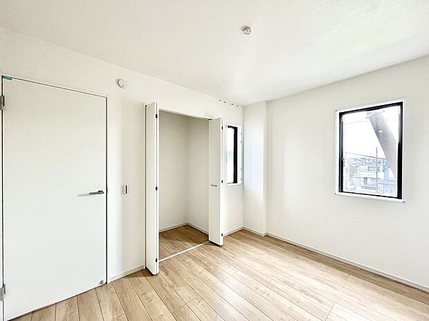 【寝室】~Bed Room~ 「今日も一日お疲れ様」とご夫婦でゆったりくつろげる寝室。毎日の家事やお仕事に疲れた日はフカフカのベットで癒されてください。テレビや本棚をおいても快適な広さが自慢♪