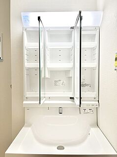 その他設備(三面鏡裏収納)
