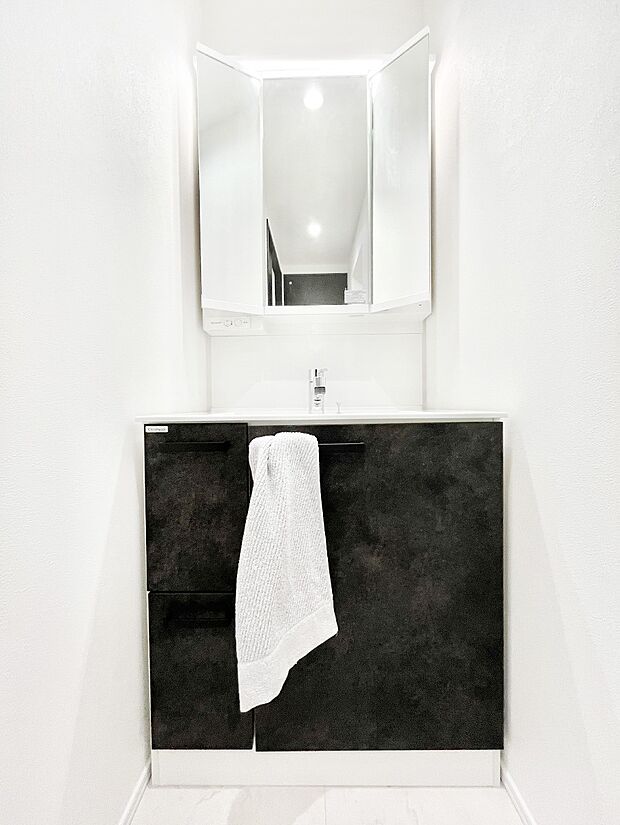 【洗面台・洗面所】~Dressing Room~ 清潔感溢れる色合いで統一されていると、スッキリと整った印象をうけます。 鏡の裏にはたっぷりと収納スペースを標準装備! 水廻りは、シンプルかつ機能性を重視して。