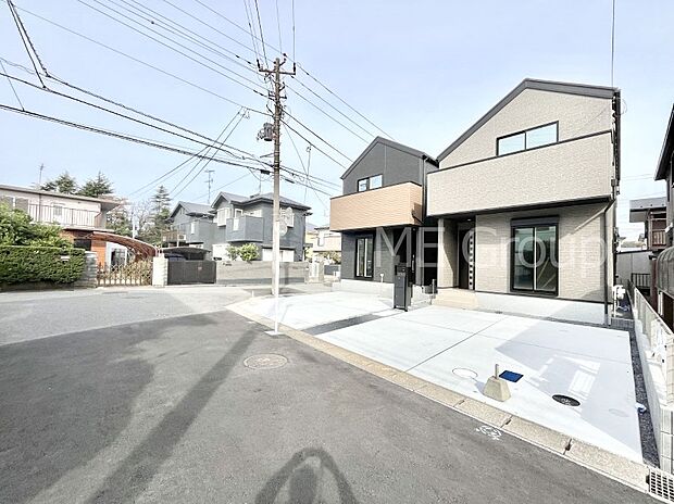 【前面道路含む現地写真】~Exterior~ 前面道路は閑静な住宅地をはしる車通りの少ない道路。駐車の出し入れもらくらくです!ご不明点・現地見学のご希望は、お気軽にお問い合わせください!