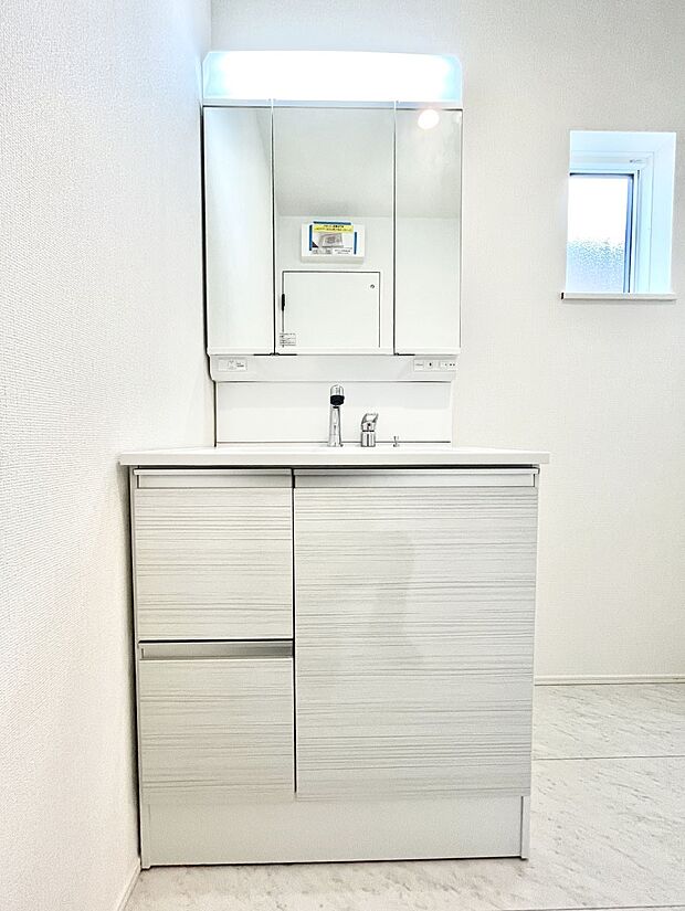 【洗面台・洗面所】◆1号棟◆~Dressing Room~ 暗くなりがちな洗面所も窓があると採光と換気が可能なので気持ちよくお使い頂けます。三面鏡タイプの洗面台は鏡裏収納で散らかりがちな洗面所もスッキリ♪