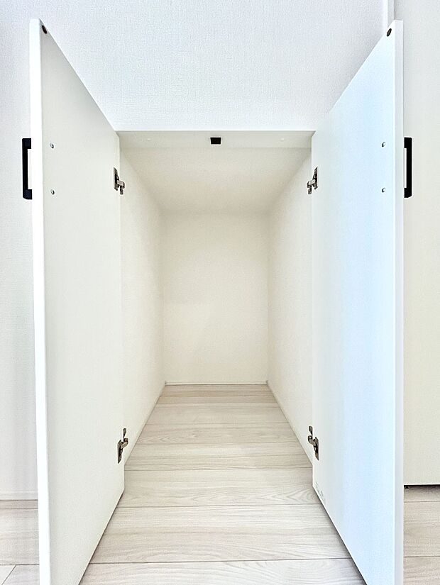 【その他設備(廊下収納)】◆1号棟◆廊下収納。掃除道具や季節の小物を収納することができます。