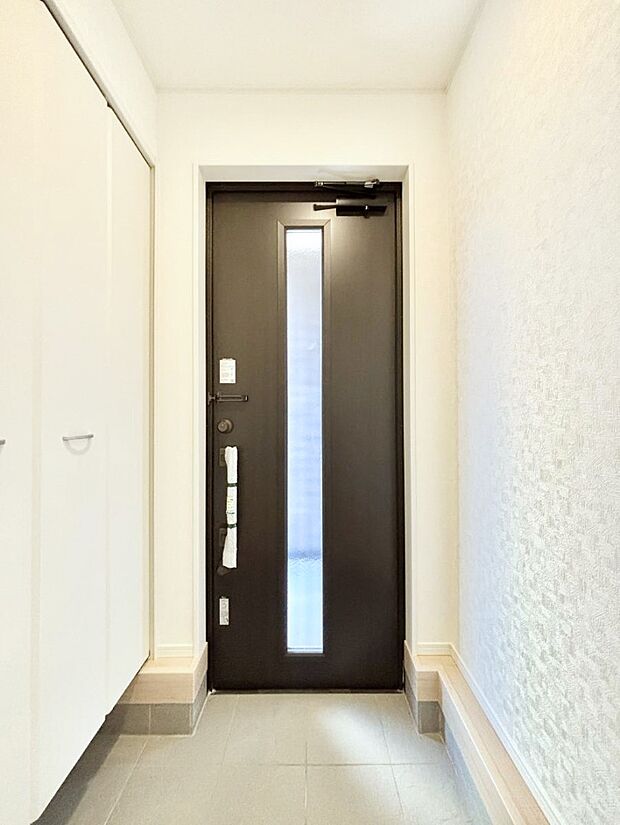 【玄関】◆1号棟◆~Entrance~ 家の中でお客様を迎える最初の場所である玄関は、家の印象そのものです!豊富な玄関収納で、常に綺麗に保つことが出来ます♪玄関にはたっぷり収納の下駄箱を完備!
