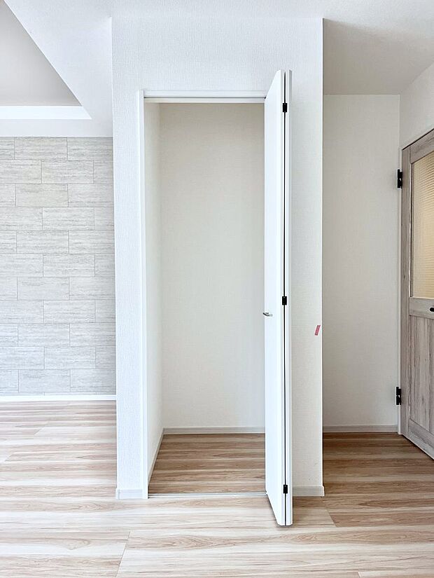 【その他設備(リビング収納)】リビング収納。ここに収納があると物が集まるLDKがスッキリ片付きそうですね。