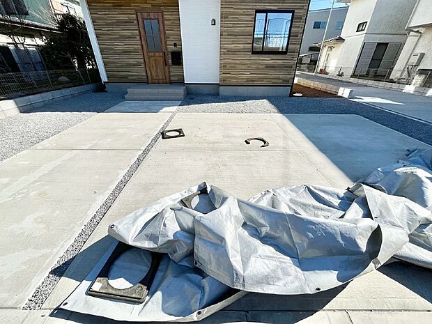 【駐車場】~Parking~ 駐車場3台置けます!(車種による)自転車置き場や物置場として、お子様の遊ぶスペースとして、ゆとりある敷地だからこそ可能な多用途にご利用いただけるスペースです。