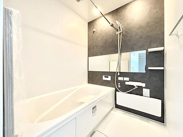 【浴室】~Bath Room~ 落ち着いた雰囲気の浴室で明日に向けてリフレッシュ。浴室乾燥機能も付いているので隣の洗濯機置き場で洗い上がった洗濯物を、雨の日も天気を気にせず乾燥させることも可能です。