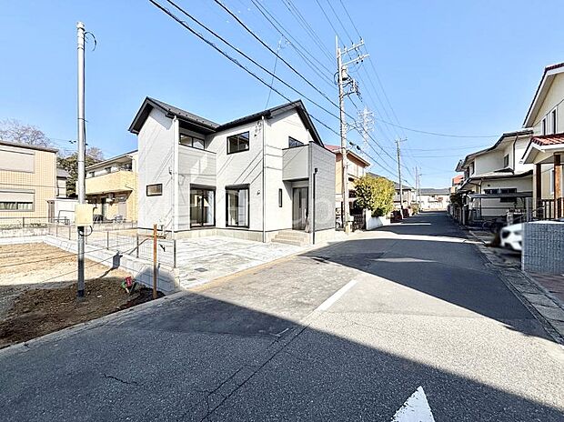 【前面道路含む現地写真】~Exterior~ 前面道路は閑静な住宅地をはしる車通りの少ない道路。駐車の出し入れもらくらくです!ご不明点・現地見学のご希望は、お気軽にお問い合わせください!