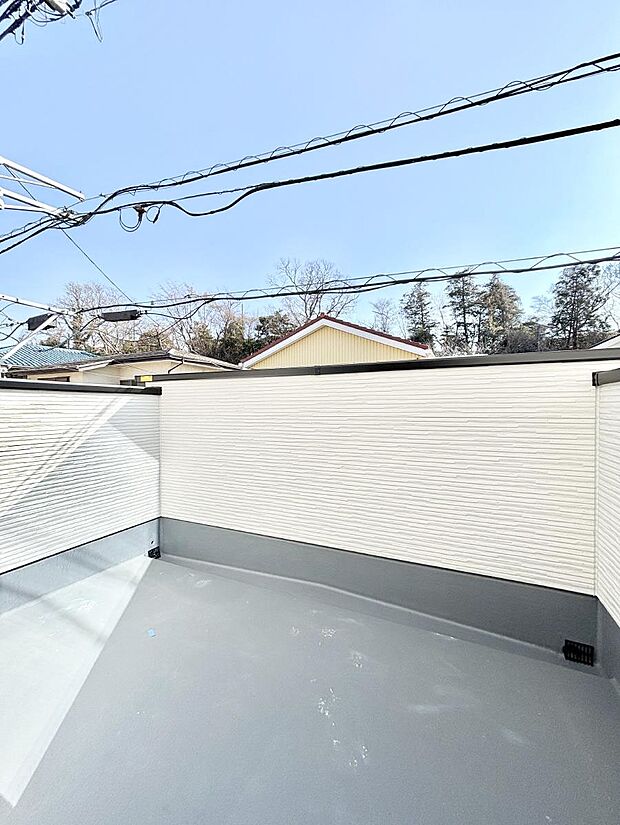 【バルコニー】～Balcony～　大きな空に囲まれた気持ちのいい家。バルコニーを覗くだけで圧倒的な開放感に包まれます。バルコニーは陽がさしこみお布団や洗濯物を気持ちよく干すことができます。