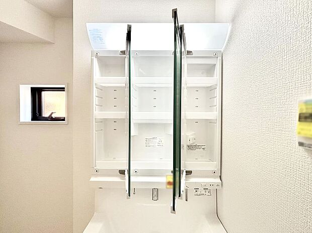 【その他設備(三面鏡裏収納)】三面鏡の裏に、化粧品や衛生用品などを収納可能。洗面台をすっきりと保ちます！