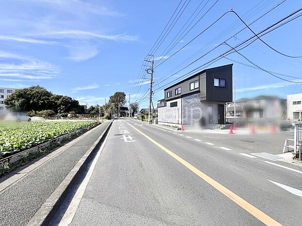 【前面道路含む現地写真】~Exterior~ 前面道路は閑静な住宅地をはしる車通りの少ない道路。駐車の出し入れもらくらくです!ご不明点・現地見学のご希望は、お気軽にお問い合わせください!