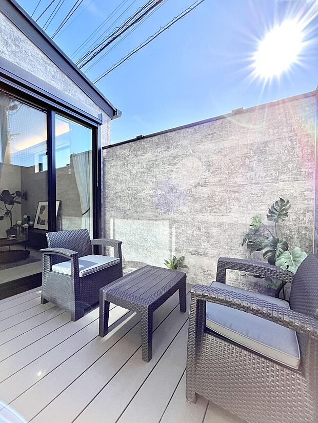 【バルコニー】~Terrace~ リビングから繋がるテラスで開放感を感じながら読書をして過ごしたり、仲のいい友人と集まってランチ会を開いたり…。日々の暮らしがちょっと潤い、理想の暮らしを実現できそうですね!