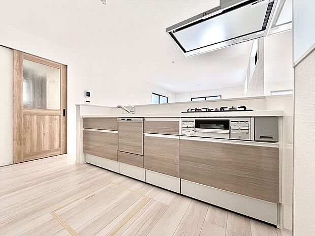 【ダイニングキッチン】◆2号棟◆~Kitchen~ 会話が弾むリビング、料理が愉しくなるキッチン。家は、ただ生活する場ではなく、暮らしを愉しく、快適にする場所。笑顔の毎日、安らぎの日々のために、最新の設備・仕様を採用。