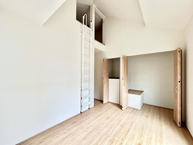 【寝室】◆B号棟◆~Bed Room~ 使い方色々!お子様が喜ぶ便利なロフト付きの洋室!収納力が上がっただけでなく、吹抜けの様な立体的な構造がもたらす開放感ある居住空間に仕上がりました。