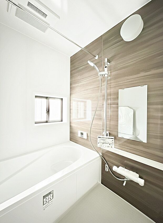 【浴室】◆B号棟◆~Bath Room~ 窓付きのバスルームは、採光もあり明るく気持ちの良い空間です。窓があることで、換気環境も良好。ゆったり寛げるバスルームで、毎日のバスタイムが楽しみになりそうです。